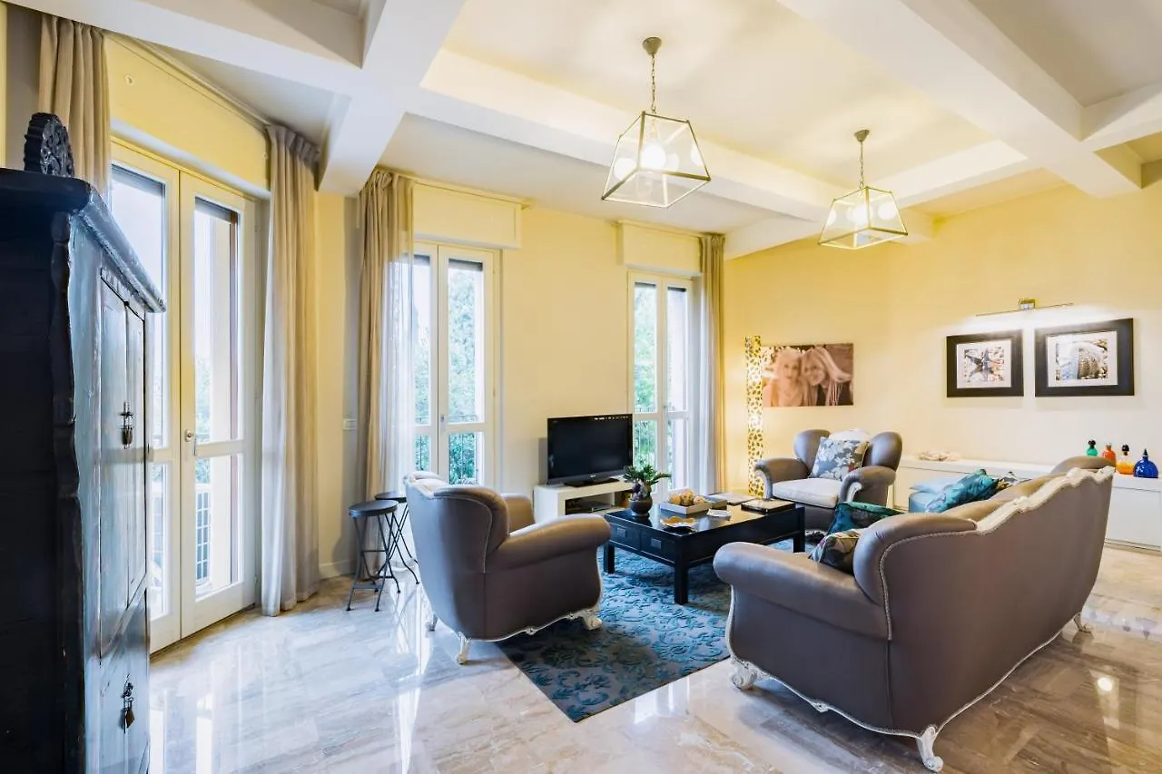Апартаменты Residenza Al Vittoriale - By Host4U Гардоне Ривьера